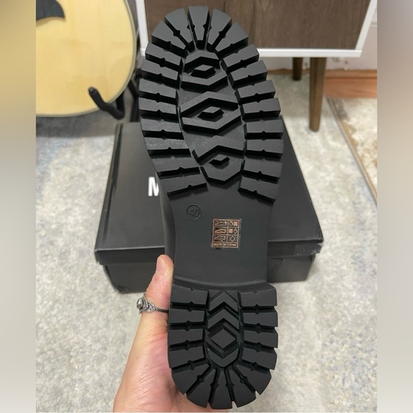 NIB Women’s Size 9 Cleated Sole Essential Chelsea Mid Ankle Boots Triple Black - Picture 10 of 14